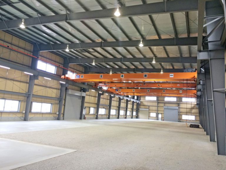 4.8t天井走行クレーンを備えた工場